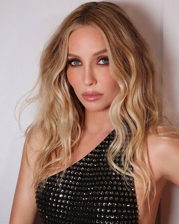 Annabelle Wallis