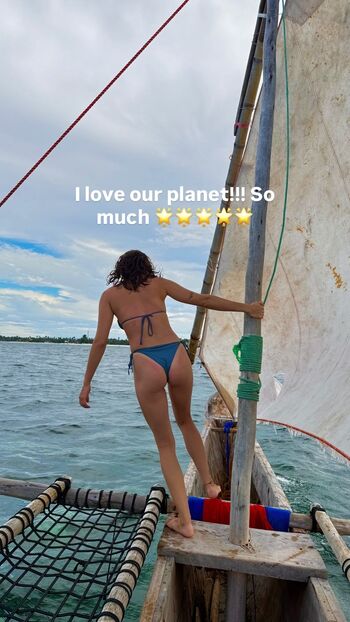 Hitchhikercourtney