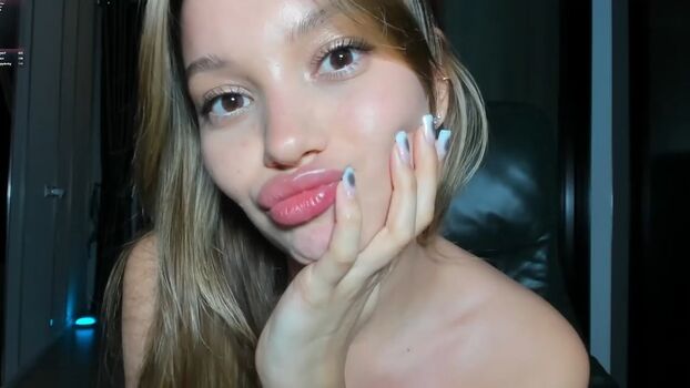 Full leaked Honeybae private onlyfans photo