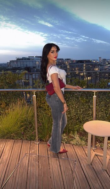 Full leaked Queenbeeofficiall private onlyfans photo